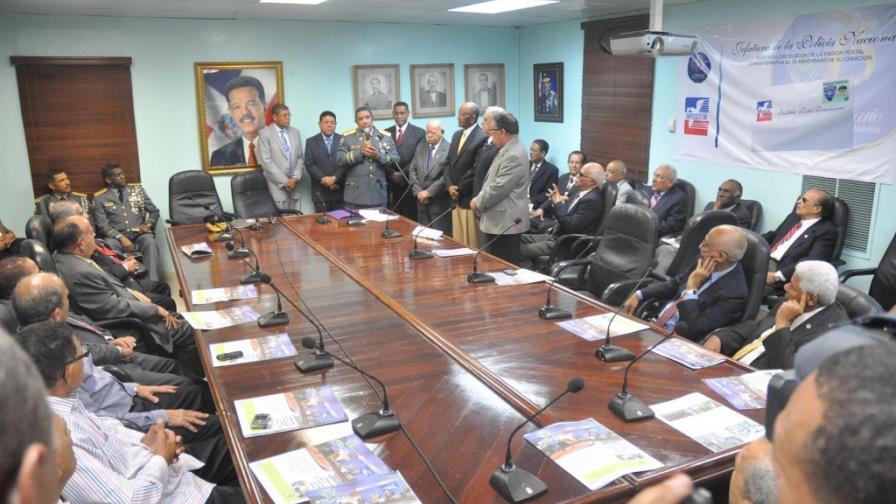 Cientos de reservistas apoyan al jefe de la Policía Nacional