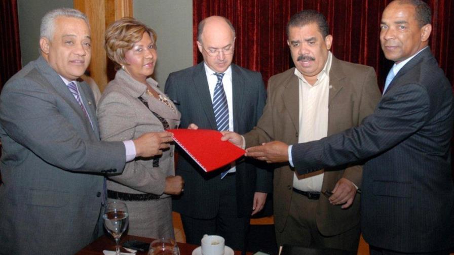 Entregan a Trabajo ley favorece a domésticas