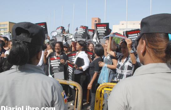 Día de luto convocó a cientos de mujeres frente al Congreso