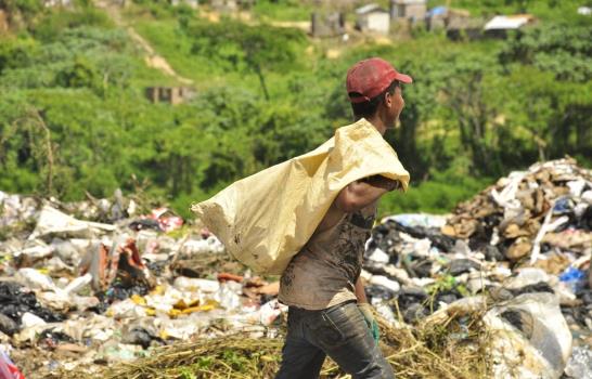 Decenas de niños trabajan en el Vertedero de Haina