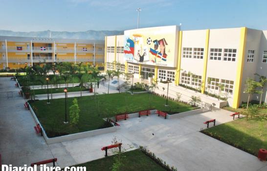 LF entrega universidad a Haití; reitera llamado internacional de ayuda