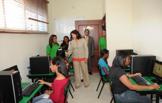 Primera Dama inaugura Centro Tecnológico en Los Alcarrizos