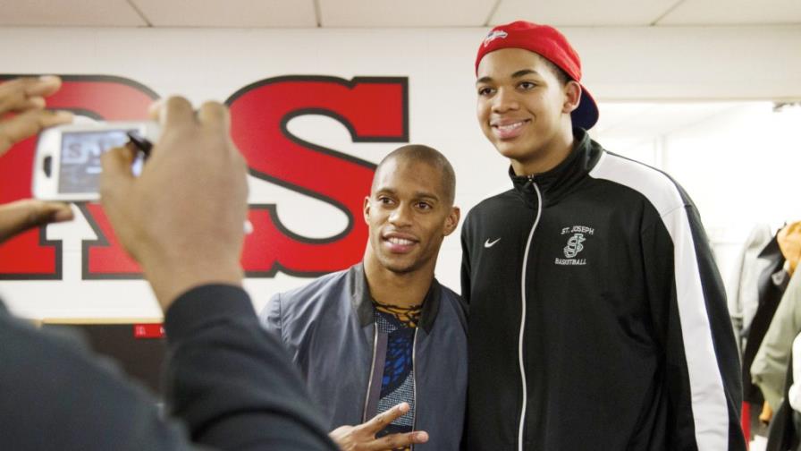 Karl Towns, con 15 años, ya enloquece universidades NCAA