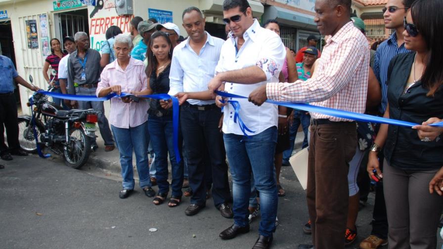 Alcaldía de SDO entrega calles a residentes en La Canela