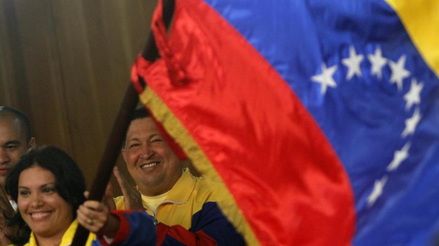 Hugo Chávez entregó la bandera