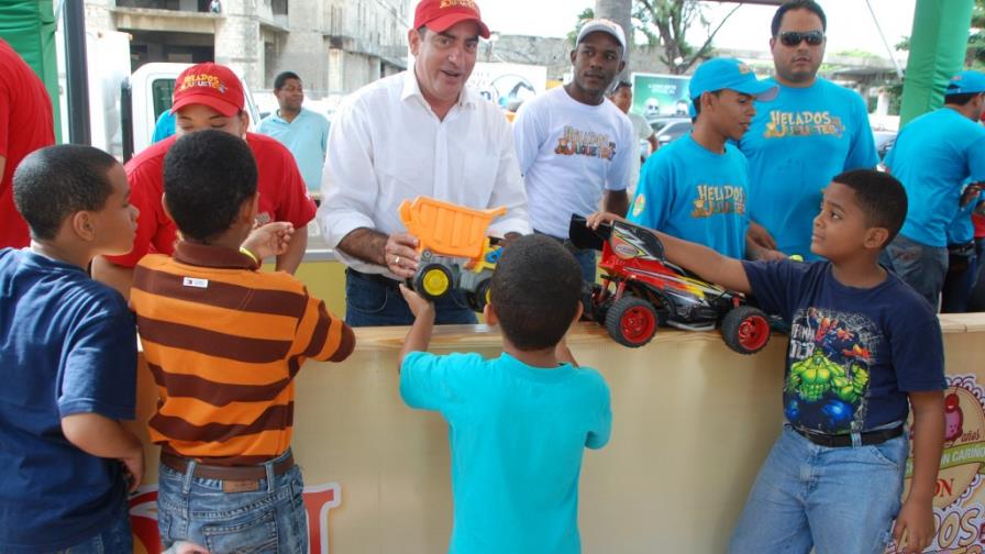 Celebran en Plaza Güibia Un helado por un juguete Celebran en Plaza Güibia Un helado por un juguete