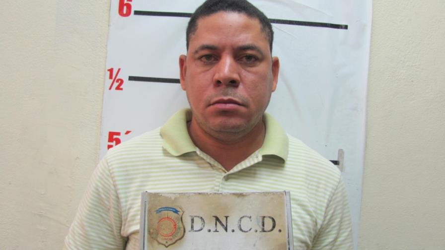 DNCD apresa hombre recibiría en Santiago nevera playera repleta de dólares