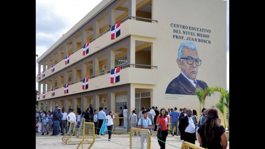 El Presidente inaugura una escuela en Cotuí