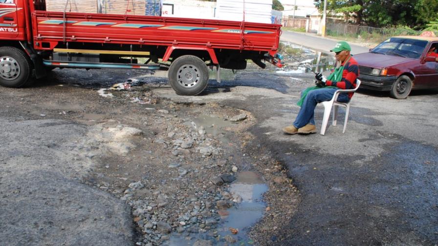 Piden a cabildo reparación de calle en zona de Herrera