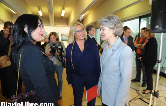 Unesco acoge exposición de Miriam Calzada en París