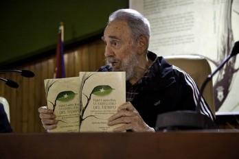 Fidel Castro lee a Hawking y Darwin y está preocupado por desastre ecológico