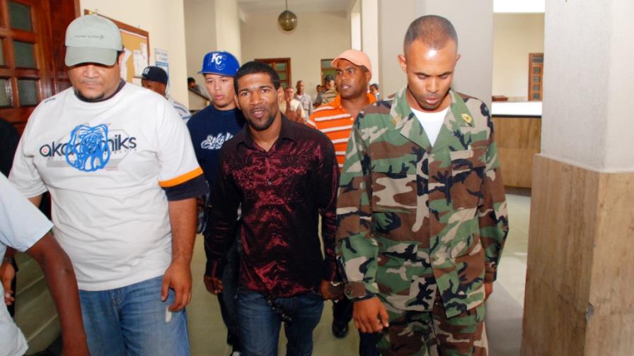 Omega se entregará a la Policía para responder por agresión a reporteros