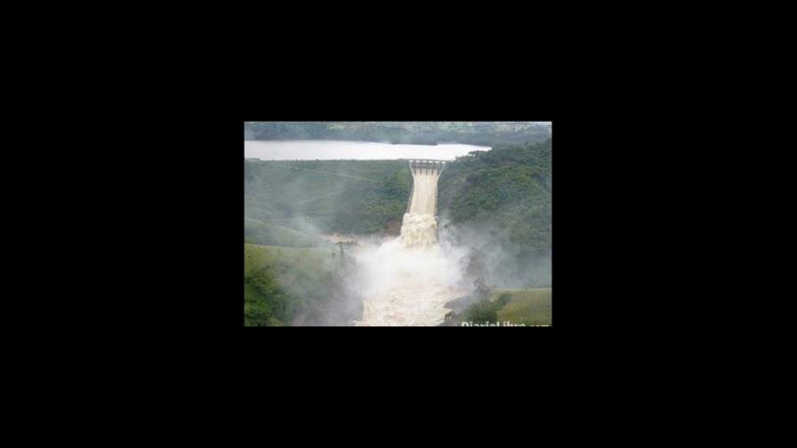 Deslizamiento de tierra bloquea una carretera en Santiago Deslizamiento de tierra bloquea una carretera en Santiago