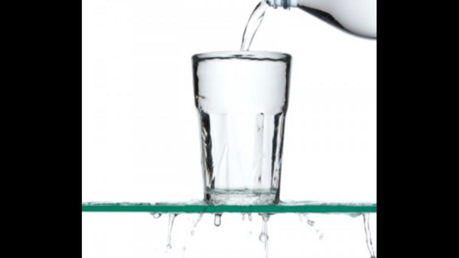 ¡Beber 8 vasos de agua te previene de...!