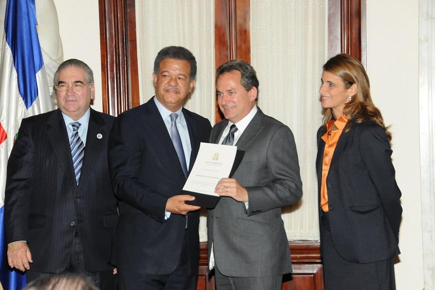 Presidente Fernández reconoce 60 empresas con más de 50 años