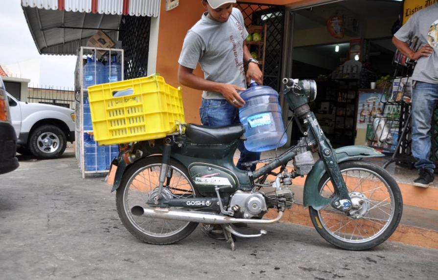 Comerciantes de Santiago aumentan precio botellón agua