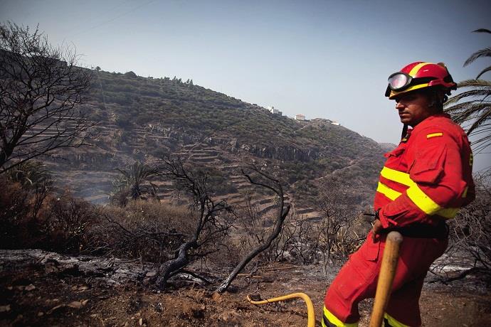 Incendios forestales matan a 2 bomberos en España