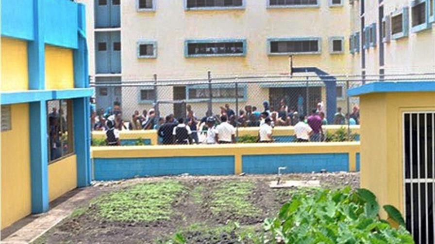 Trasladan más de 30 reclusos de Moca