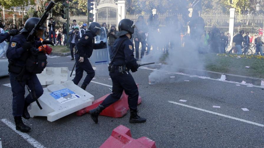 Al menos quince heridos en carga policial contra indignados en Madrid