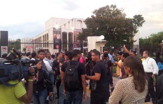Grupos llevan su protesta contra la reforma al Teatro Nacional