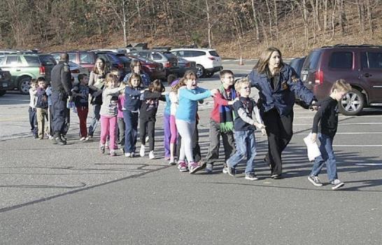 Masacre en escuela de Connecticut; hay 22 niños muertos