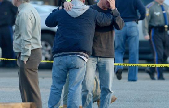 Confusión con identidad de autor de tiroteo dejó 27 muertos, entre ellos 20 niños