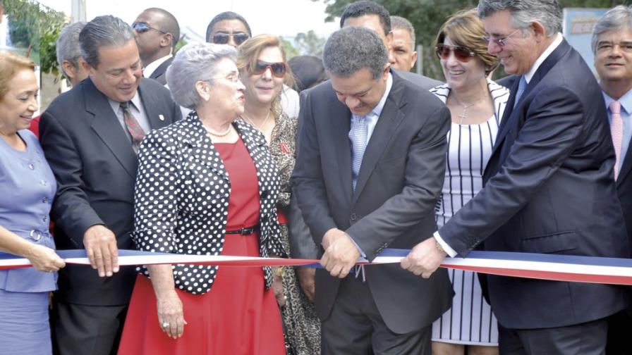 Fernández reinaugura carretera Río- Jarabao