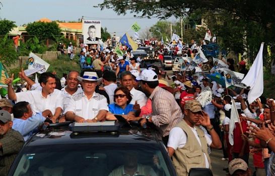 Hipólito recibe apoyo de exsenadores PRSC; pide al pueblo no vender su cédula