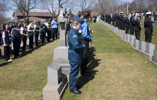 Centenares acuden al cementerio donde reposan 121 víctimas del Titanic