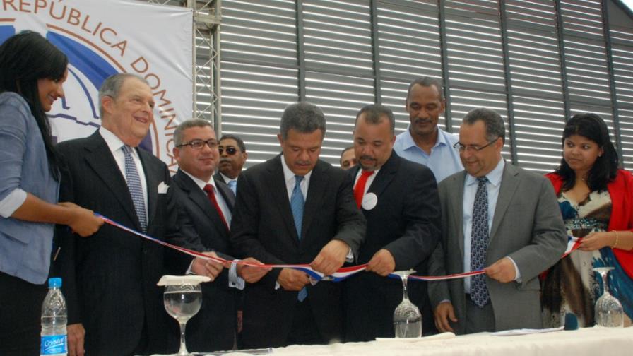Leonel inaugura cinco obras deportivas en SD