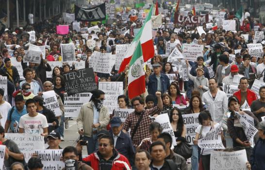 Miles de personas marchan en México contra el virtual ganador Peña Nieto Miles de personas marchan en México contra el virtual ganador Peña Nieto