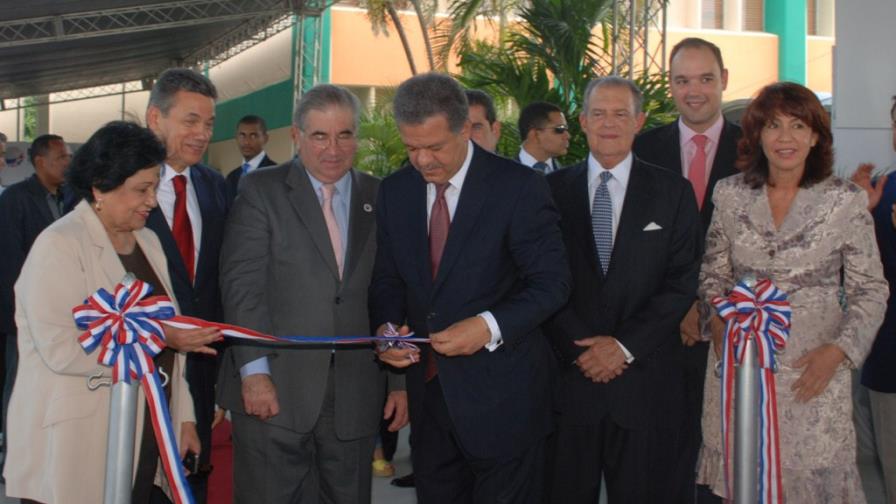 Leonel Fernández sigue entrega de obras