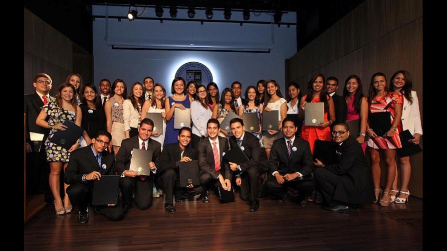 UNIBE entrega becas a 34 estudiantes meritorios
