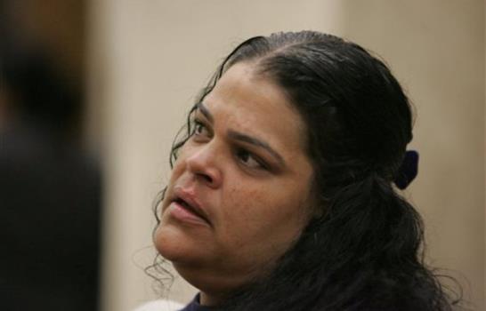 Defiende a su novio pese a que la encerró por años