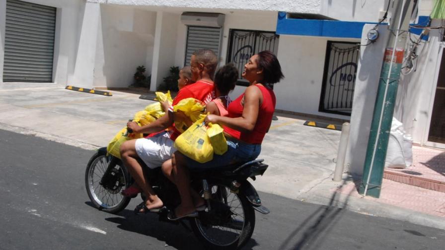 Una familia cabe en una moto