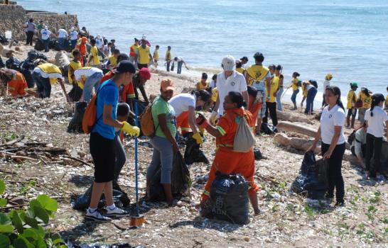 Voluntarios retiran de las costas toneladas de basura