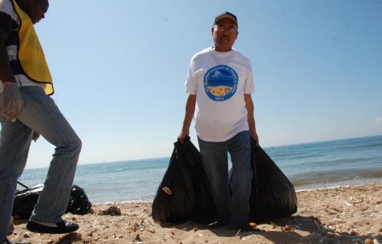 Voluntarios retiran de las costas toneladas de basura
