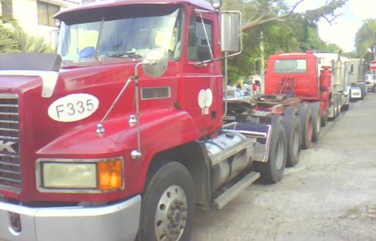 Camioneros protestan frente a la embajada de Haití