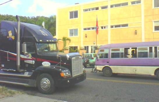 Camioneros protestan frente a la embajada de Haití