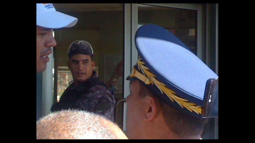 Se entrega joven que mantuvo rehenes en sucursal Cibao