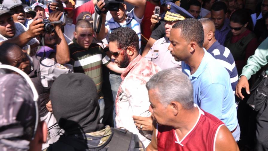 Persiguen tres hombres cargaron valijas de banco y abandonaron compañero