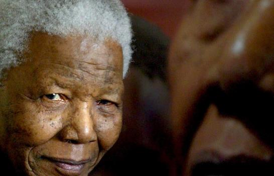 Mandela sigue en el hospital bajo tratamiento por una infección pulmonar