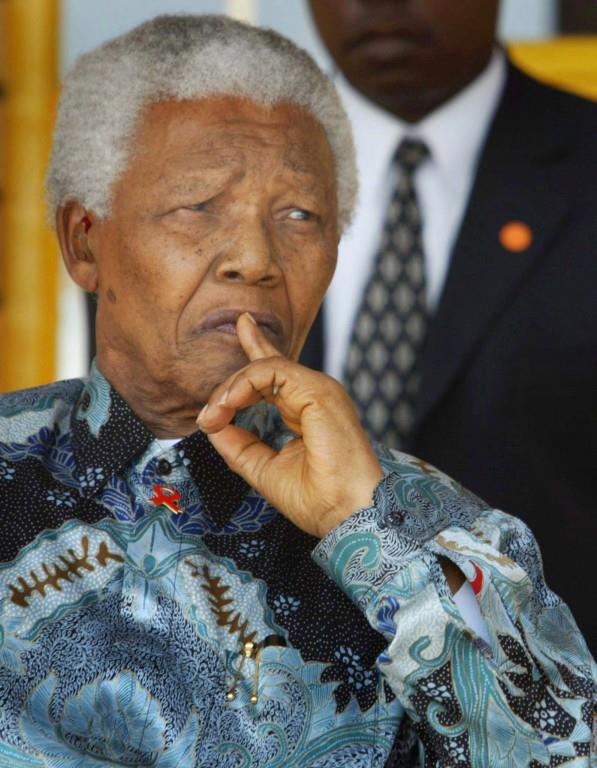 Mandela se recupera de una operación para la extracción de cálculos