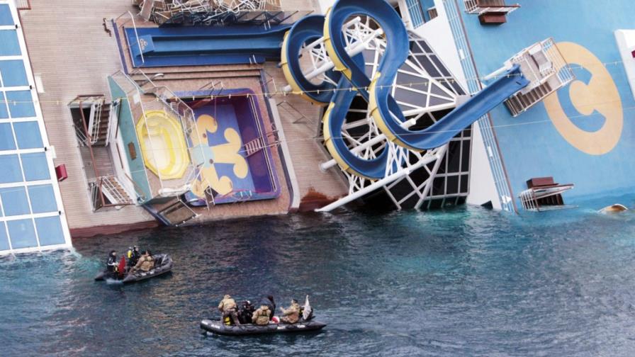 Aumentan a cinco muertos crucero naufragó en Italia