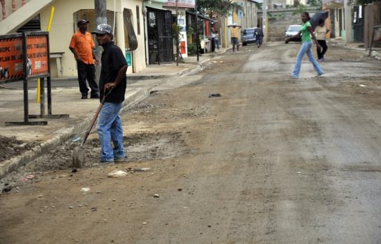 Calles de Santiago asfaltadas en diciembre comienzan a deteriorarse