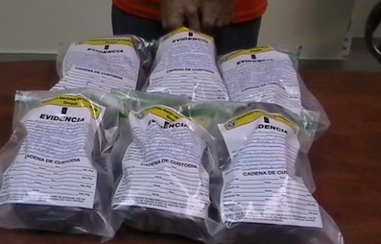 DNCD apresa dominicano que se iba en Ferry cargado bolsas cocaína