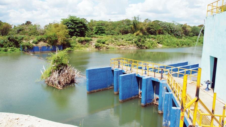 Toma de agua del DN con 5 bombas fuera