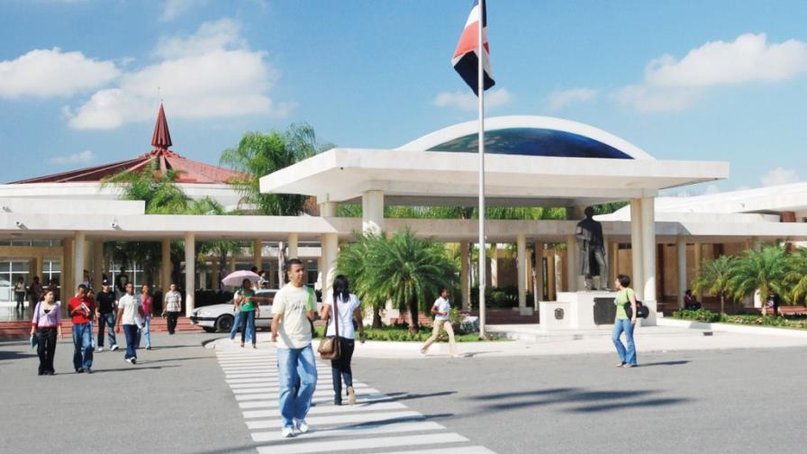 Estudiantes UASD protestan por cobro revisión tesis