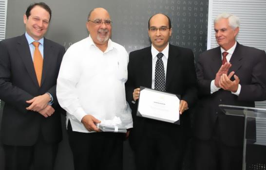 Reconocen mejores trabajos en concurso sobre derecho