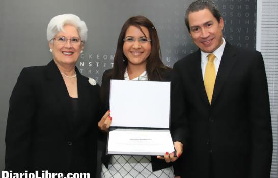 Reconocen mejores trabajos en concurso sobre derecho